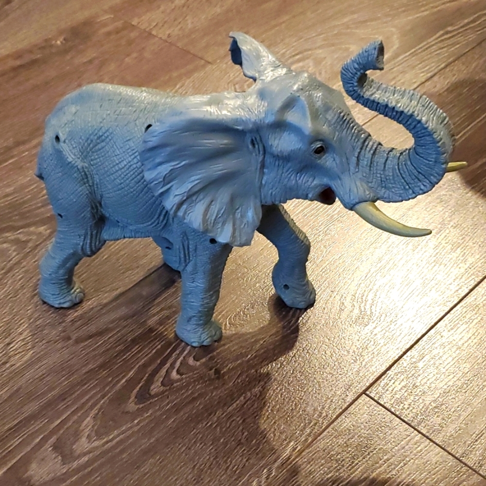 Toys R Us Exclusive 2021 Animal Planet Elephant with Sound 11"
